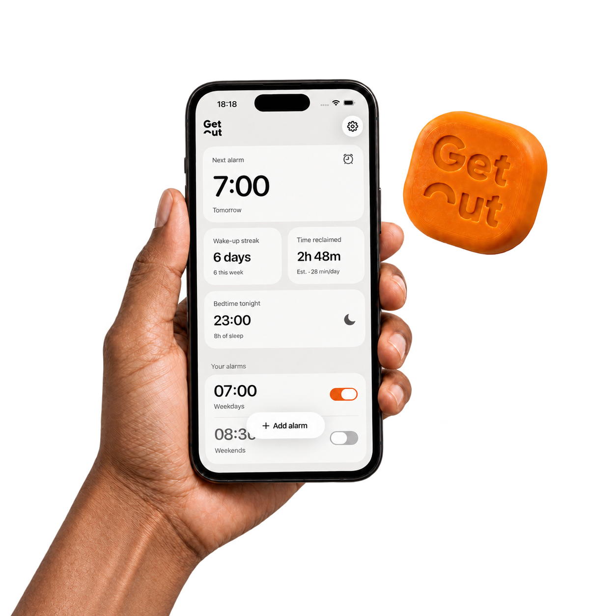Een iPhone met het GetOut-dashboard naast de oranje puck